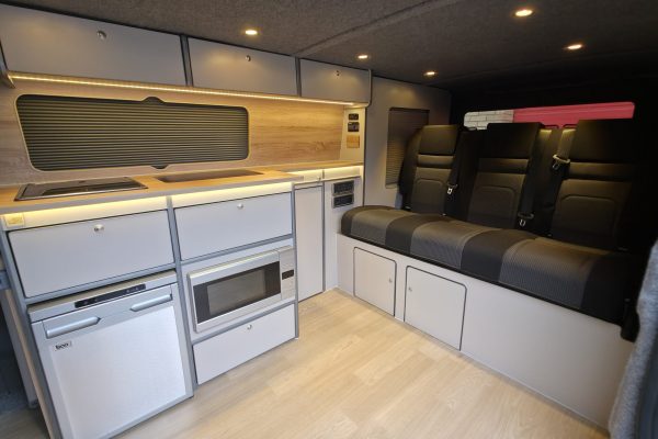Volkswagen-Transporter-T7-LWB